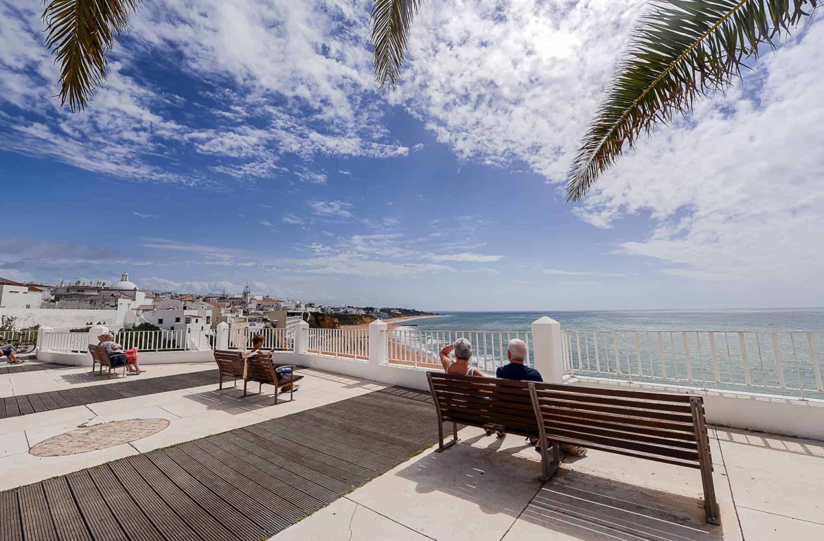 Albufeira's beautiful waterfront promenade is a popular meeting place for residents. You can meet your friends, have a chat, take a pleasant stroll or just sit down and enjoy a gorgeous view. 